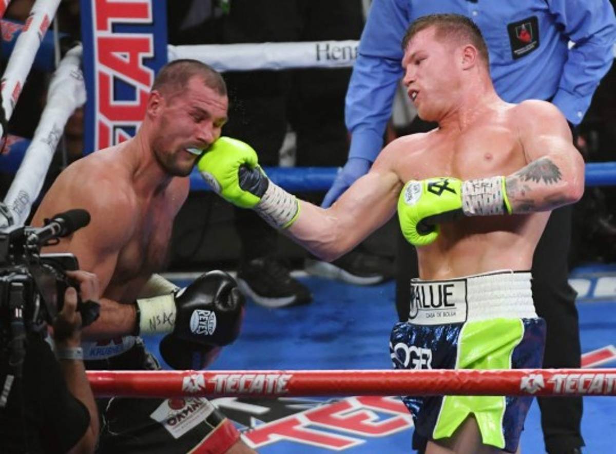 FOTOS: Mexicano Canelo Álvarez noquea a Kovalev en Las Vegas y logra hazaña histórica