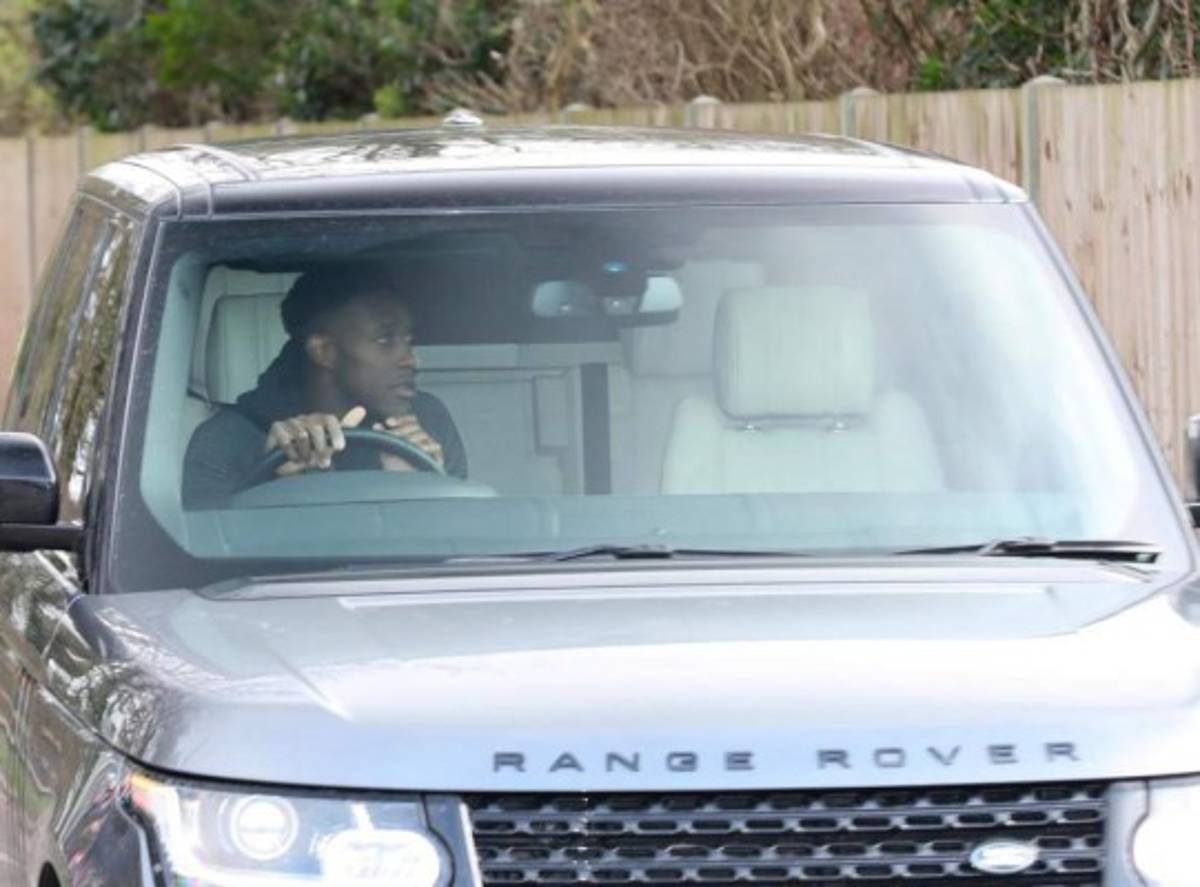 Los espectaculares autos en que llegan las estrellas del Arsenal a los entrenamientos