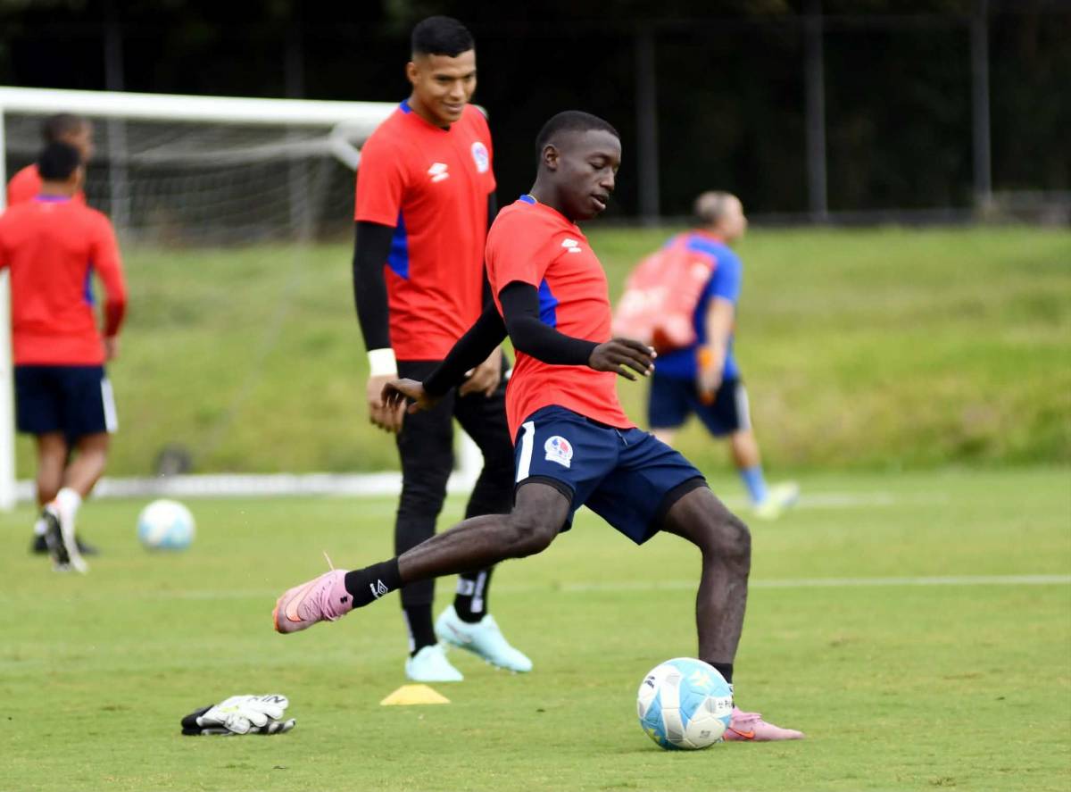 Dos ausencias importantes y el nuevo fichaje que luce el Olimpia: así se vivió el entreno del León en el CAR