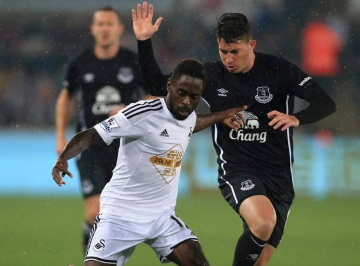 Bryan Oviedo, titular con el Everton después de 8 meses