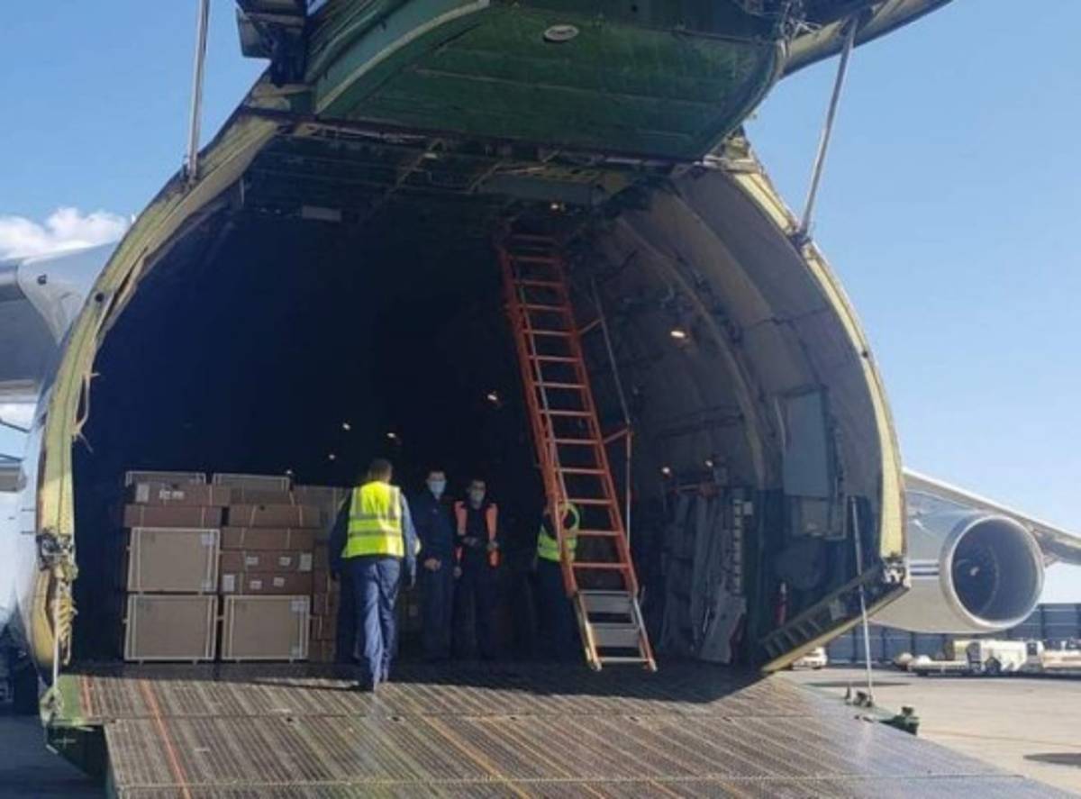 Rusia envía un avión con suministros para combatir el coronavirus en Estados Unidos