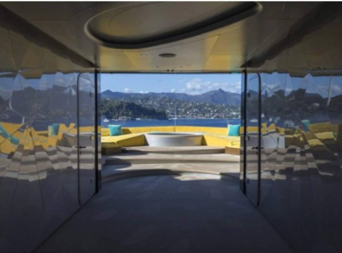 Increíble: El superyate del multimillonario dueño del Tottenham que tiene hasta cancha de tenis