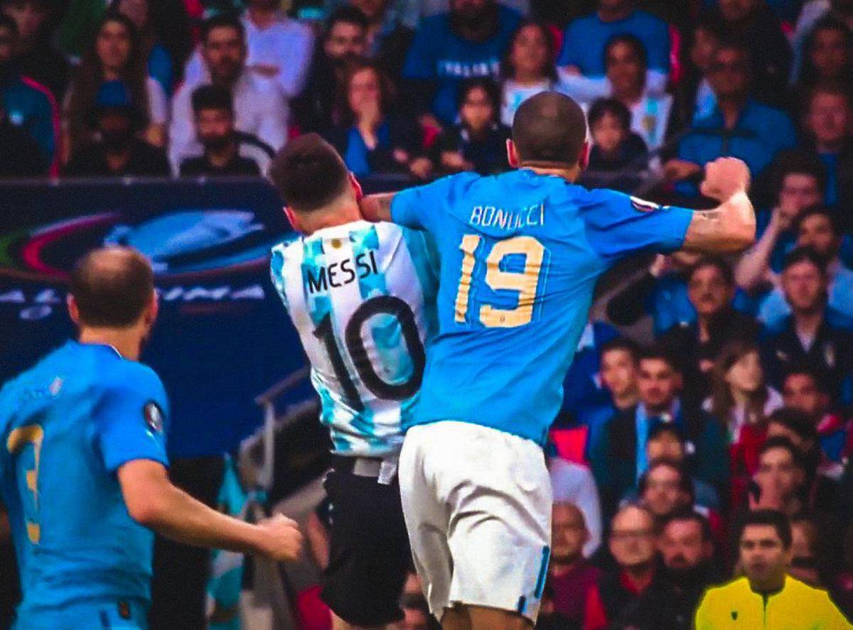 Messi sufre terrible codazo y Chiellini no lo podía agarrar; así festejó Argentina tras golear a Italia y ganar la Finalissima