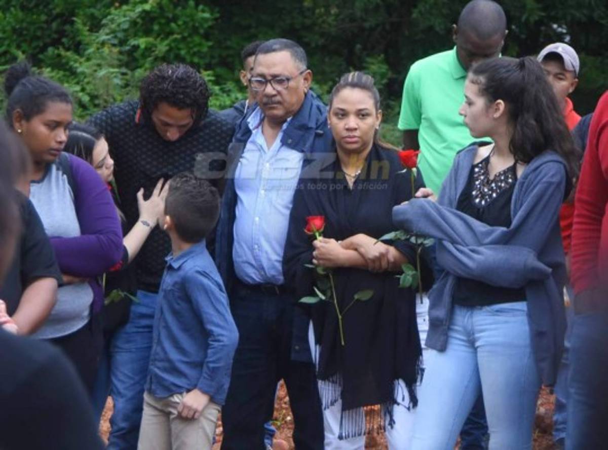 Las desgarradoras imágenes del sepelio de la madre de Kevin Hernández