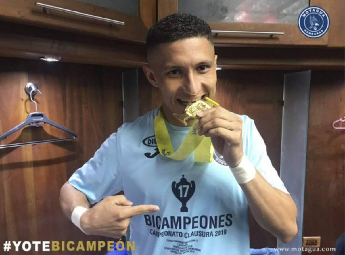 ¡Enorme sonrisa! Diego Vázquez, el que más festejó en el camerino de Motagua tras el bicampeonato