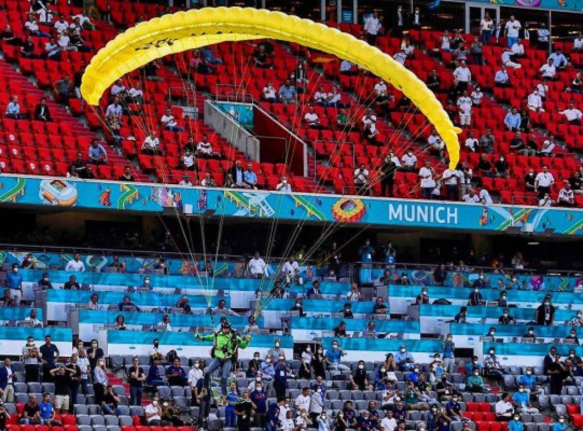 ¡Qué susto! Paracaidista de Greenpeace se enreda en cables de la Spider Cam en el Francia vs Alemania