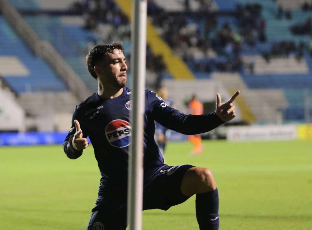 Doble récord y los besos de Auzmendi en su hat-trick y emotivo debut en el Motagua, ¿quién es el niño que brilló?