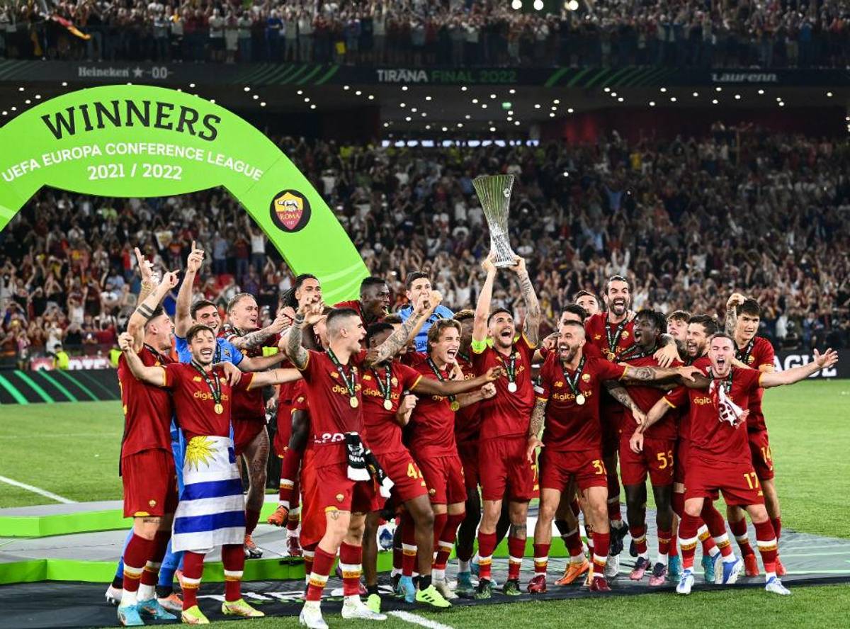 Las lágrimas de Mourinho tras ganar la Conference League con la Roma y el gesto con el que afirma que es el mejor del mundo