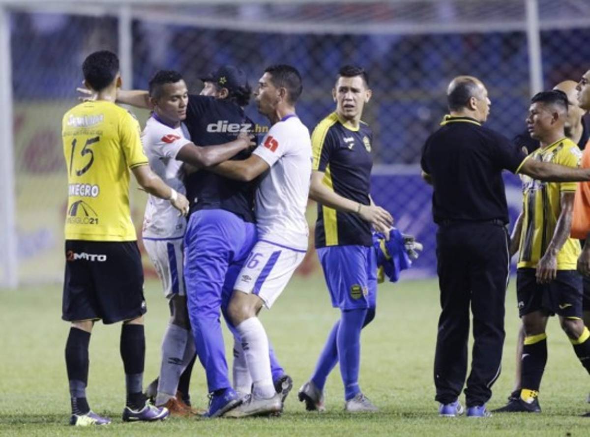 Fotos: Pedro Troglio pierde los estribos tras ser expulsado por el árbitro Saíd Martínez