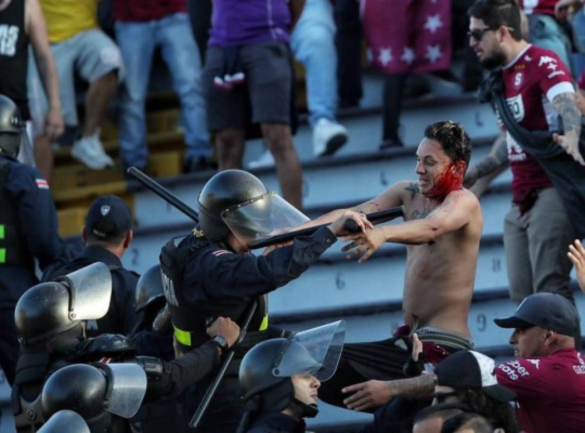 Clásico entre Saprissa y Alajuelense se detuvo por pelea entre aficionados y policías