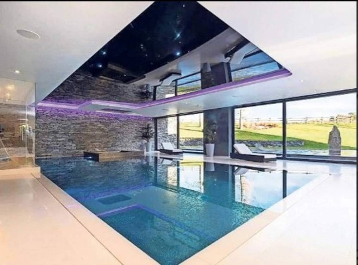 La vida de rico de Cristiano Ronaldo en Mánchester: Su mansión y la petición de la Reina Isabel