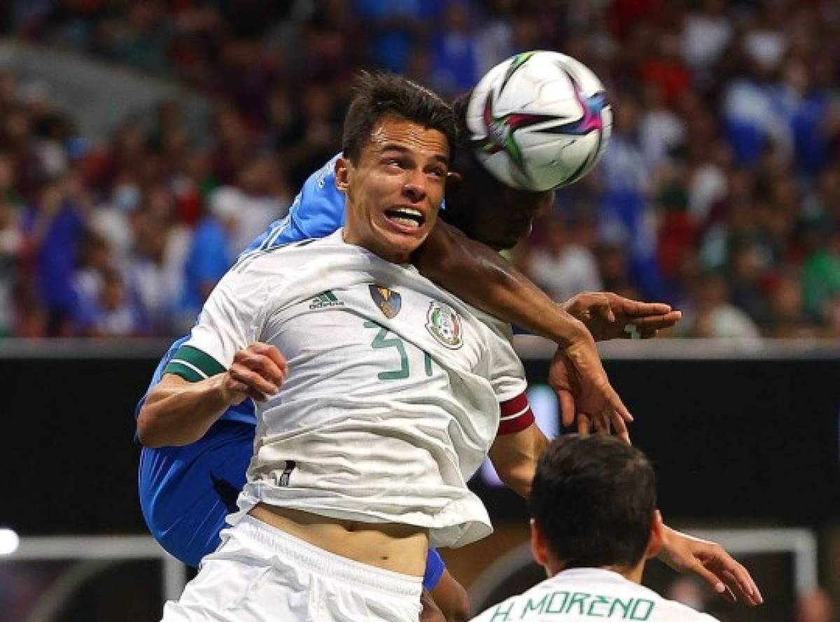 Patadas, agarrones y el espontáneo defendido por futbolistas: Las mejores fotos del Honduras-México en Atlanta