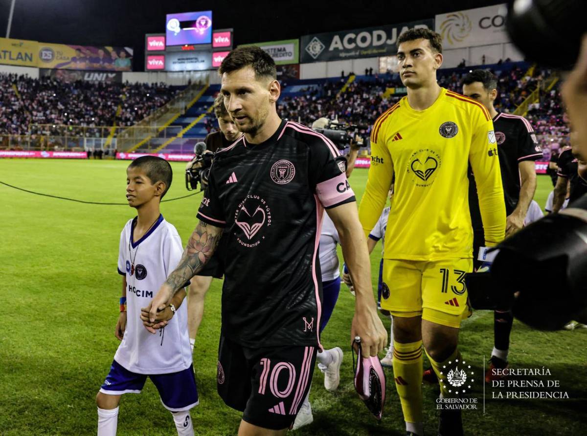 FOTOS: Viral abrazo de Messi con leyenda, el reencuentro con Suárez y colosal llenazo en El Salvador vs Inter Miami