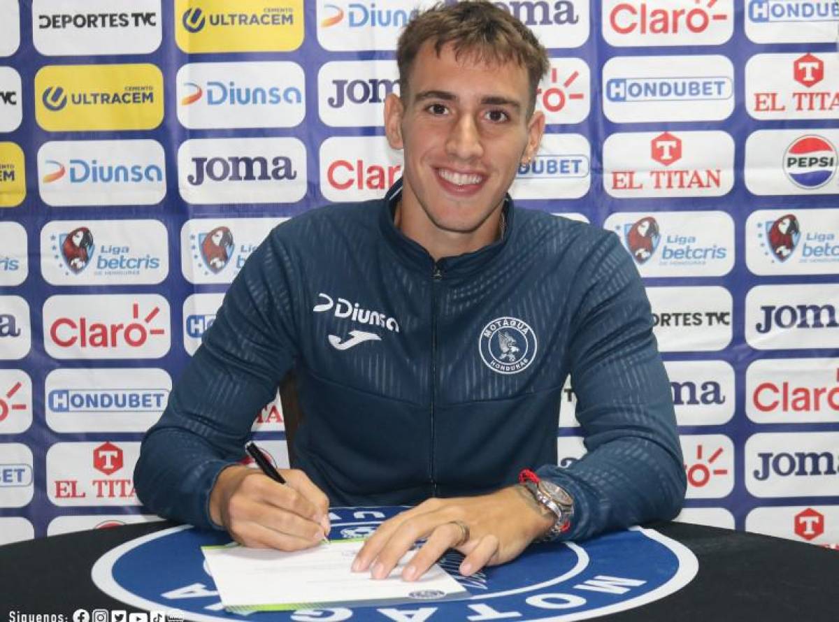 Rodrigo Auzmendi firmando su contrato con Motagua.