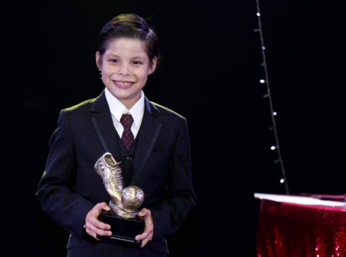 A lo FIFA, se realizó la Gala Kifaru del Instituto Happy New Dawn