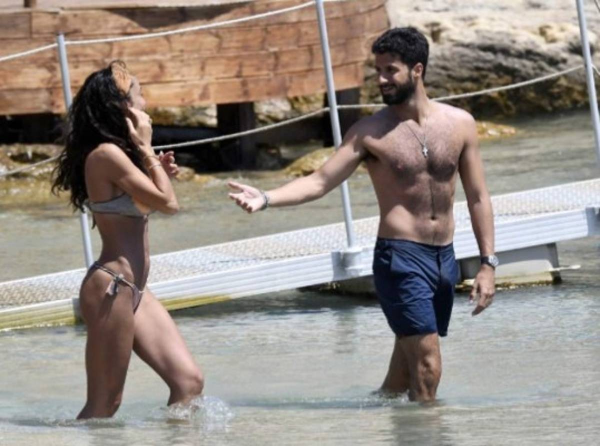 Exnovia de famoso delantero es 'cazada' disfrutando con otro hombre y confirma que ya se olvidó de él