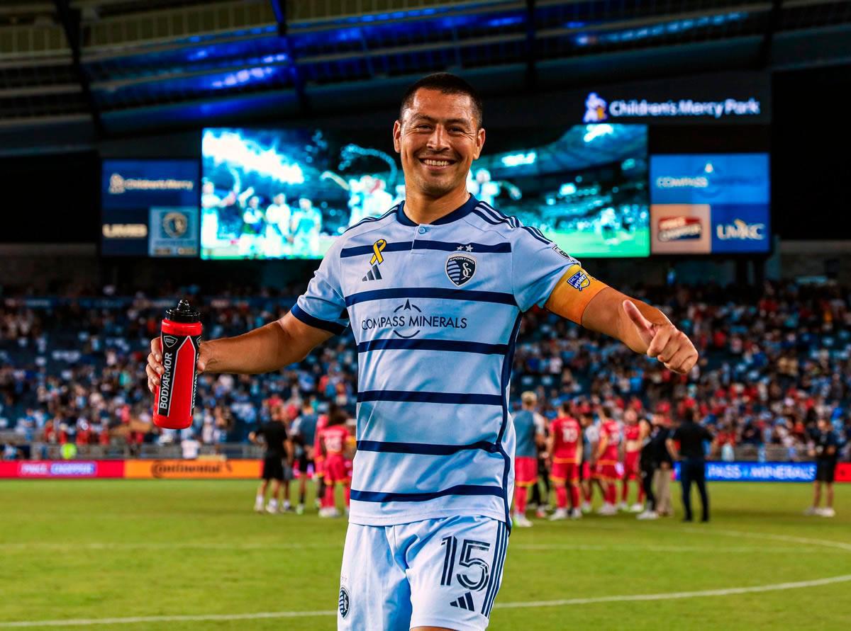 Roger Espinoza sale del retiro: ¡16 grandes futbolistas hondureños que desempolvaron los tacos y volvieron al fútbol!