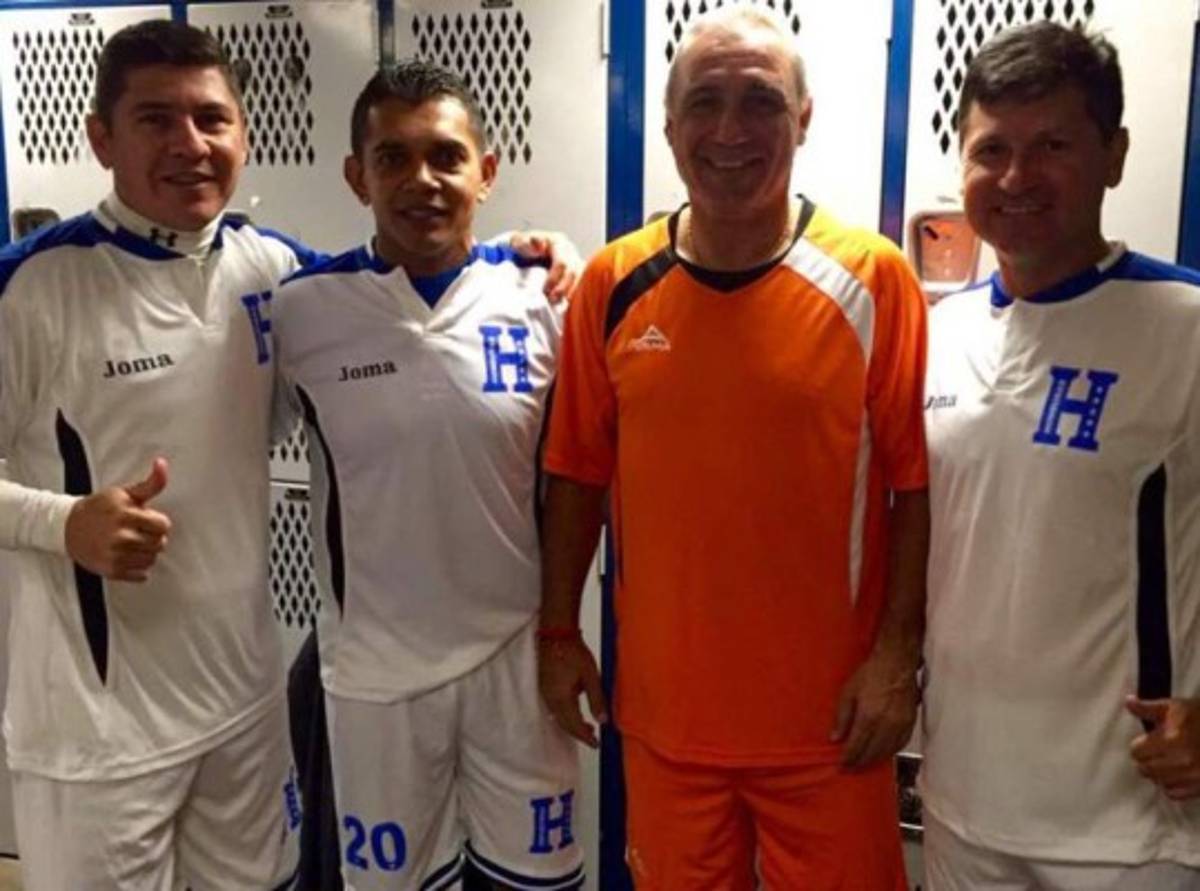 Aficionados hondureños y sus fotos con las leyendas de la Selección Nacional en Nueva Jersey