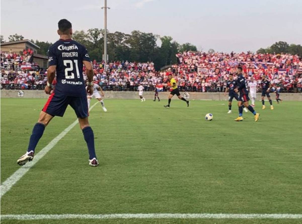 ¡El invasor que detuvó seguridad! Así se vivió en imágenes el amistoso entre Olimpia-Motagua en Charlotte
