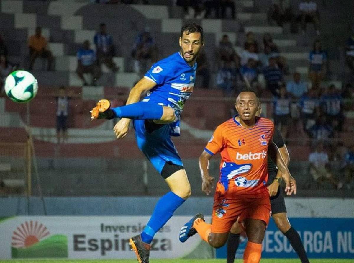 Fabricio Silva en disputa del balón con Luis “El Caguama” Cerna.
