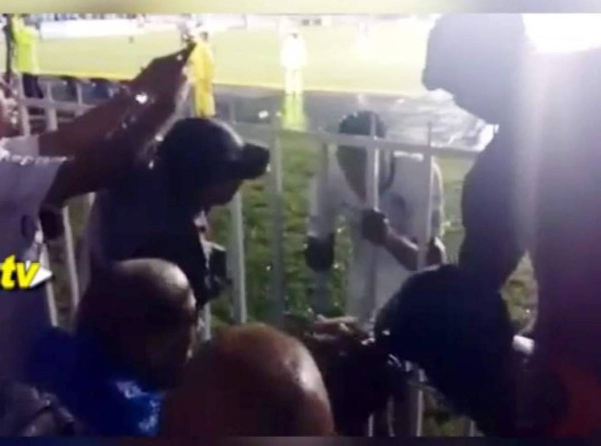 Le niegan la camisa del Olimpia a un aficionado especial