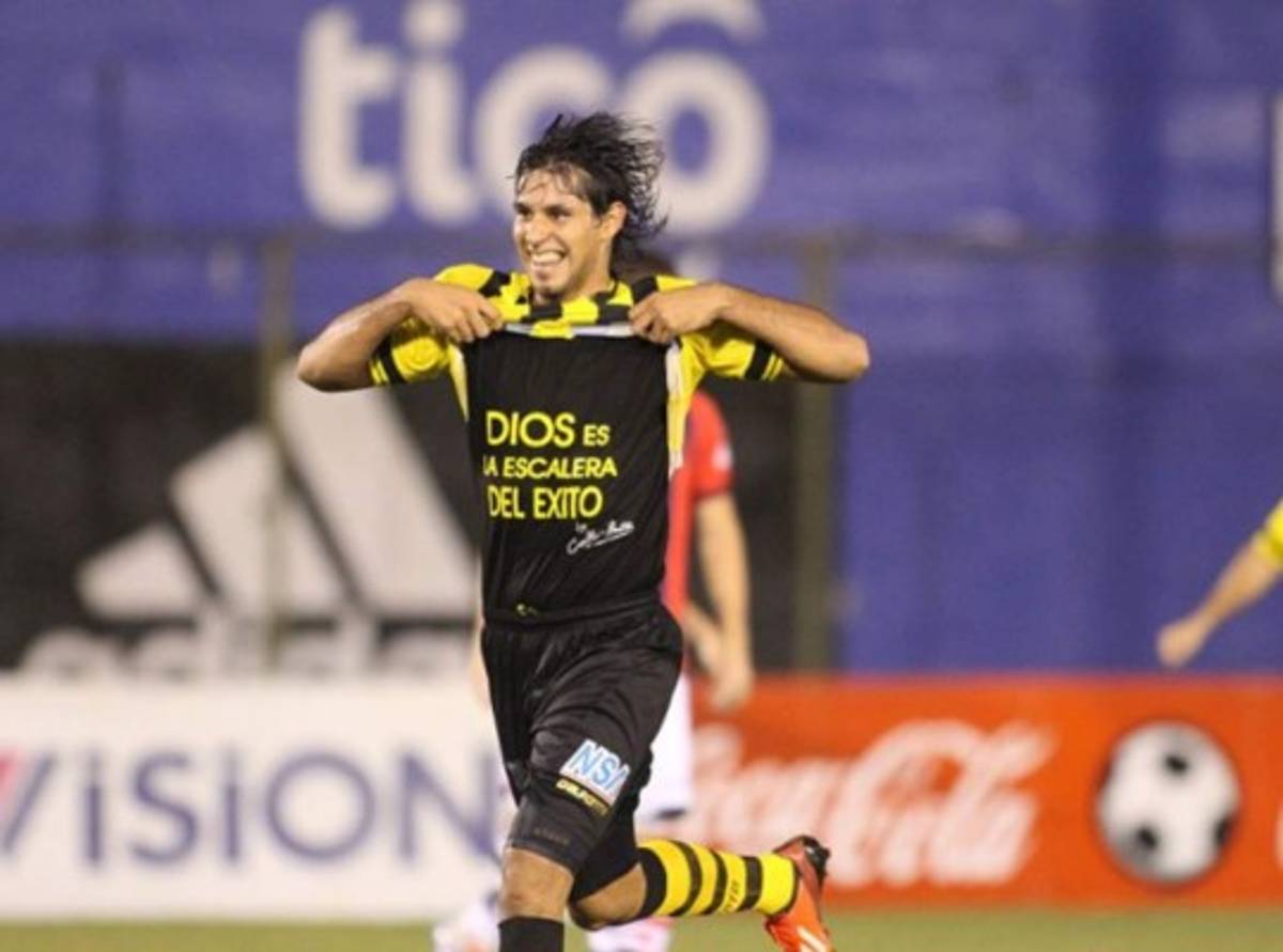 Futbolistas valientes que no le temen a una amarilla por mostrar su fe