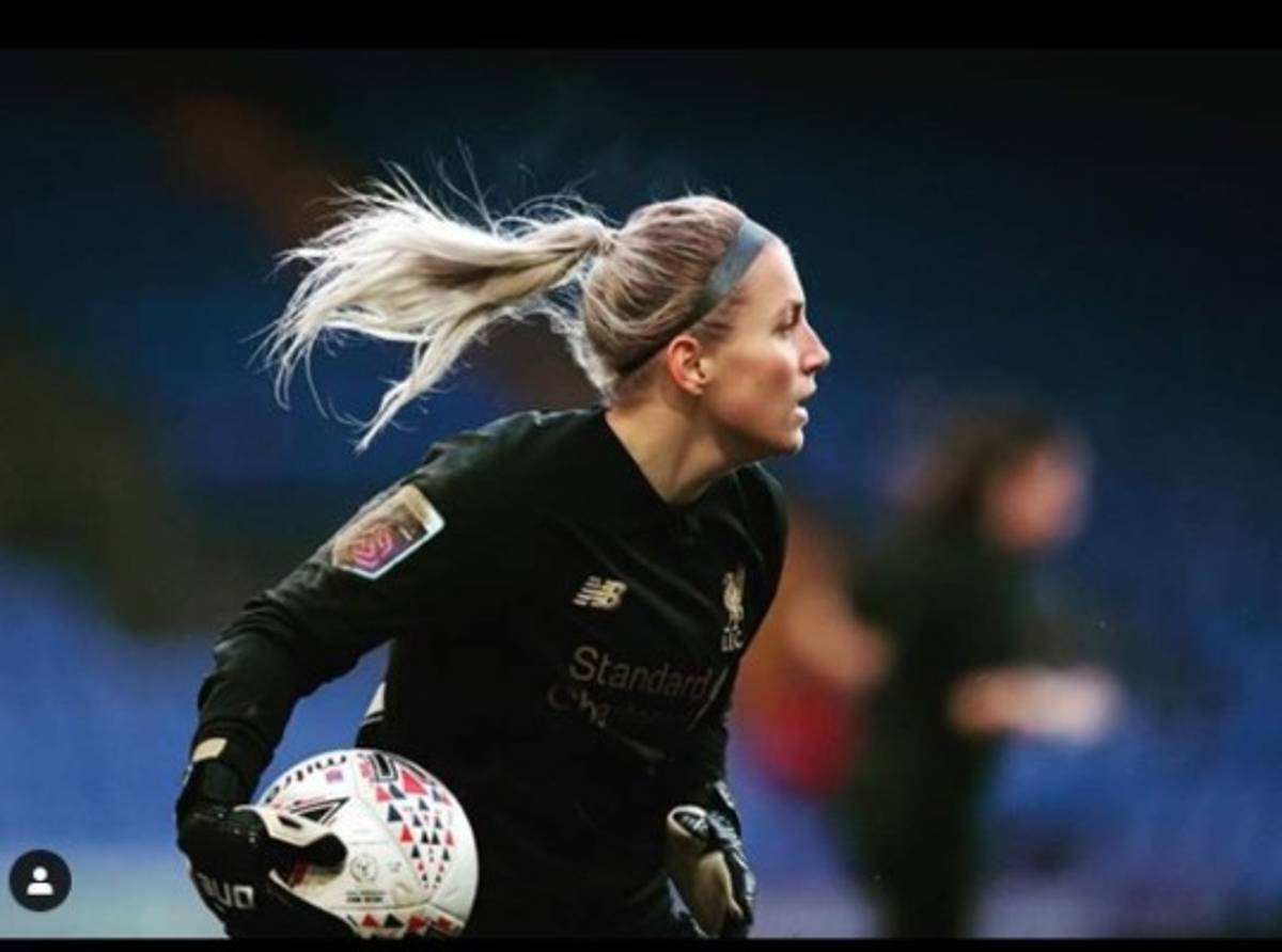 La bella portera del Liverpool sufre un escalofriante corte en la cabeza y muestra su cicatriz
