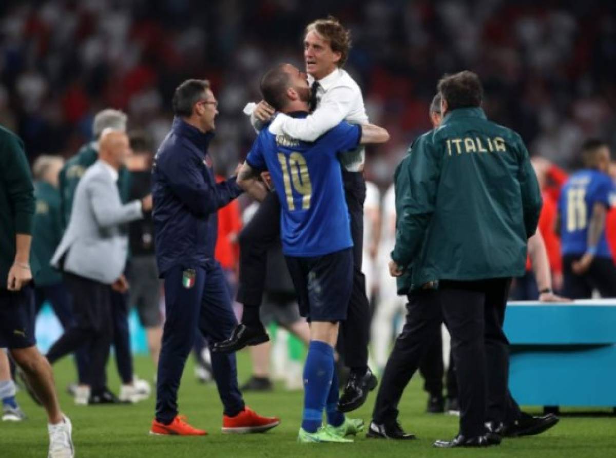 En fotos: Celebración pasionante de Italia, derrumbe total de Inglaterra y los invitados de lujo en Wembley