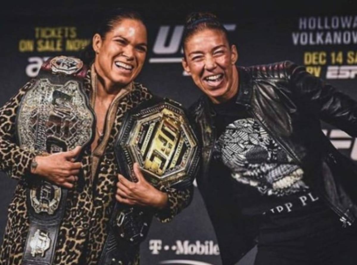Amanda Nunes, posa de forma intima en Instagram con sus cinturones de campeona de la UFC
