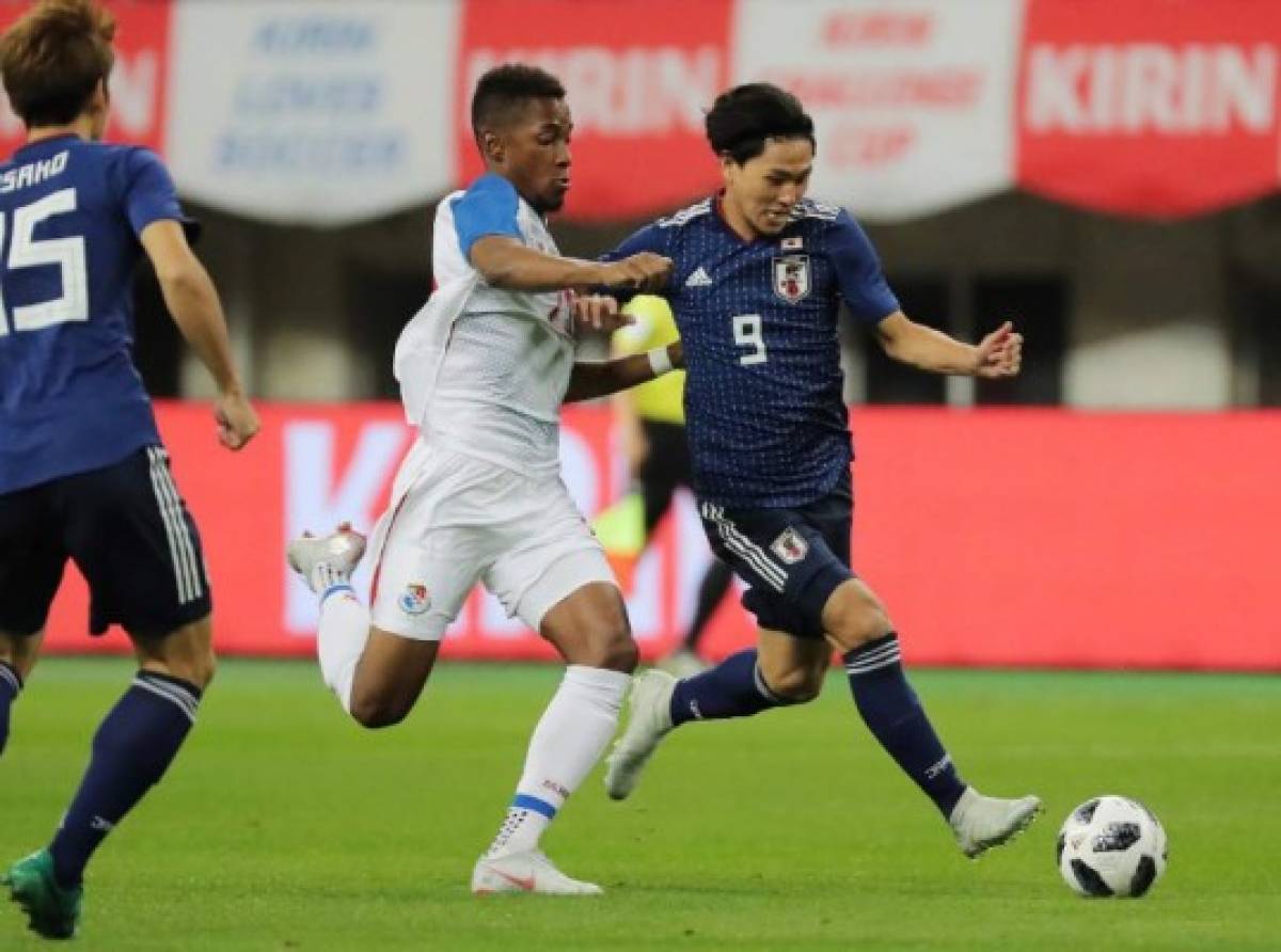 Takumi Minamino of Japan (R) and Michael Murillo of Panama (C) fight for the ball during the friendly football match between Japan and Panama at Big Swan Stadium in Niigata on October 12, 2018. (Photo by JIJI PRESS / JIJI PRESS / AFP) / Japan OUT