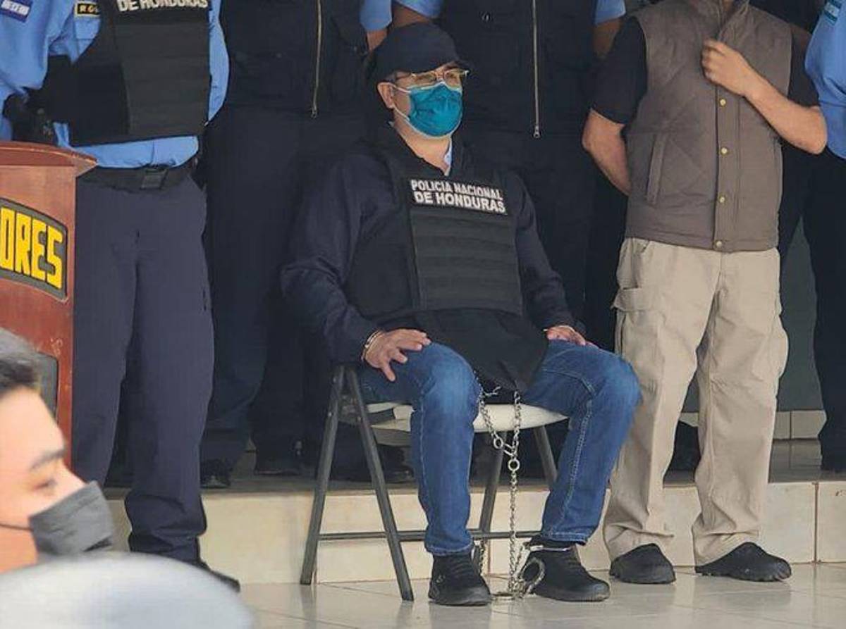 En camionetas de la DEA, “enchachado” de pies y manos y con chaleco antibalas: Las fotos del expresidente Juan Orlando Hernández tras ser capturado en Tegucigalpa