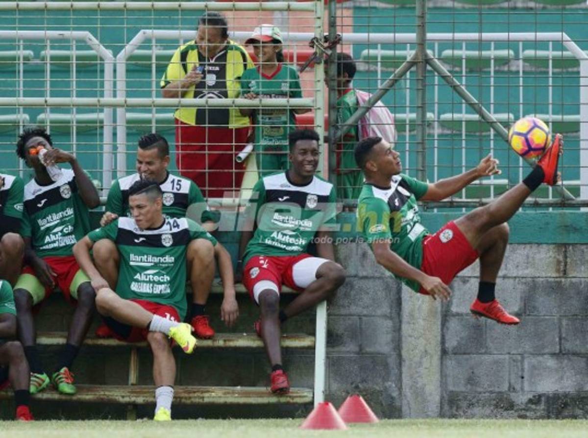 Infartantes chicas en práctica de Marathón y la visita de Berríos, Emil y doña Queta