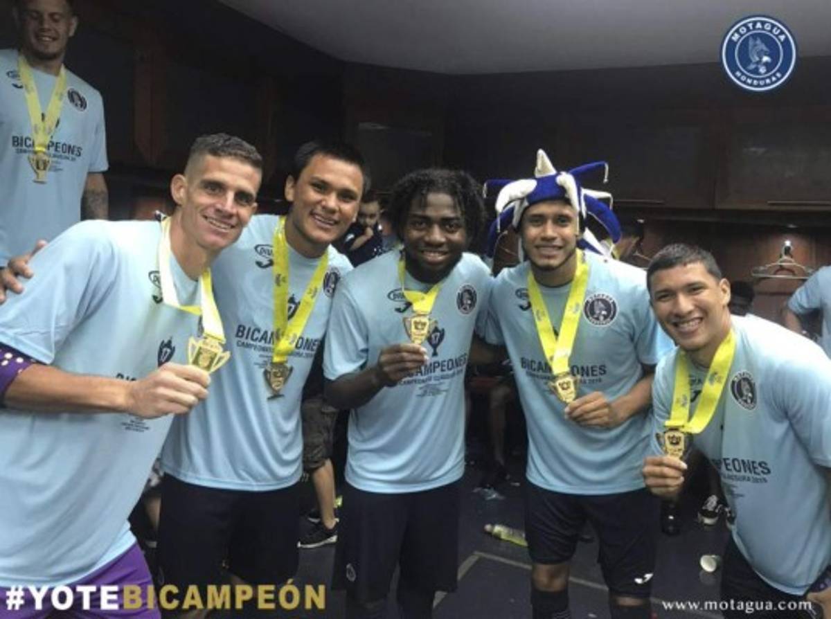 ¡Enorme sonrisa! Diego Vázquez, el que más festejó en el camerino de Motagua tras el bicampeonato
