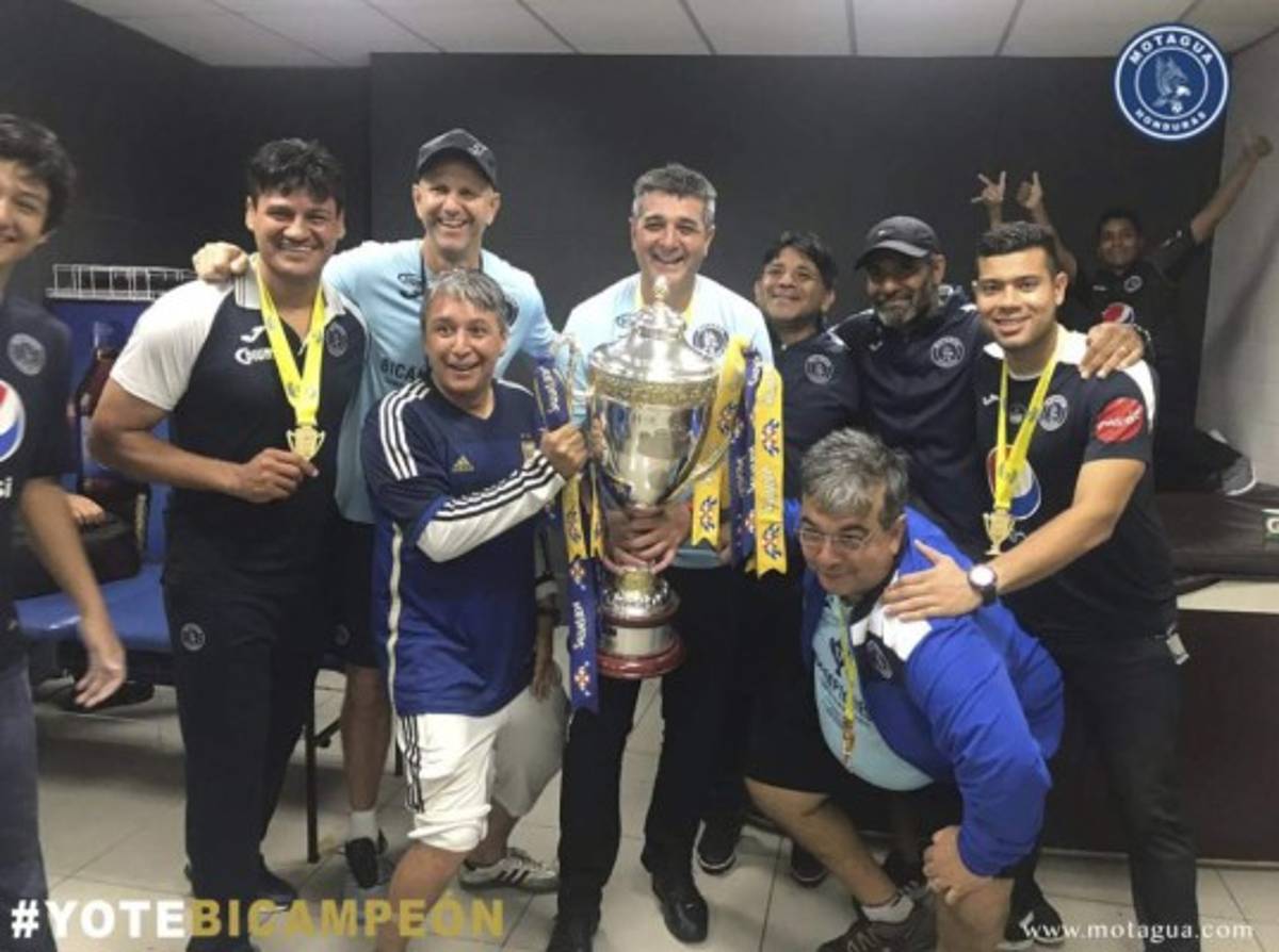 ¡Enorme sonrisa! Diego Vázquez, el que más festejó en el camerino de Motagua tras el bicampeonato