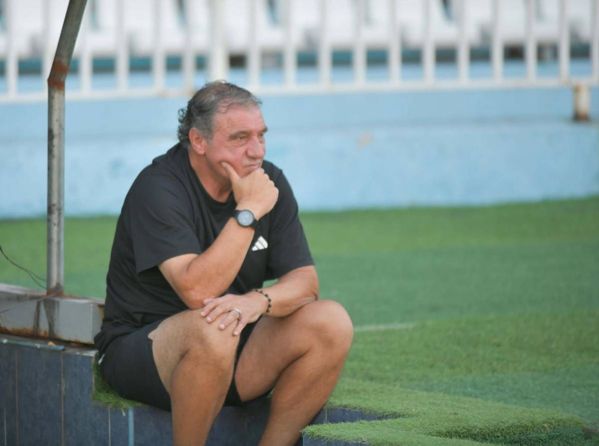 Chicas, niños y el sujeto que bajó del bus del Génesis previo al partido vs Motagua