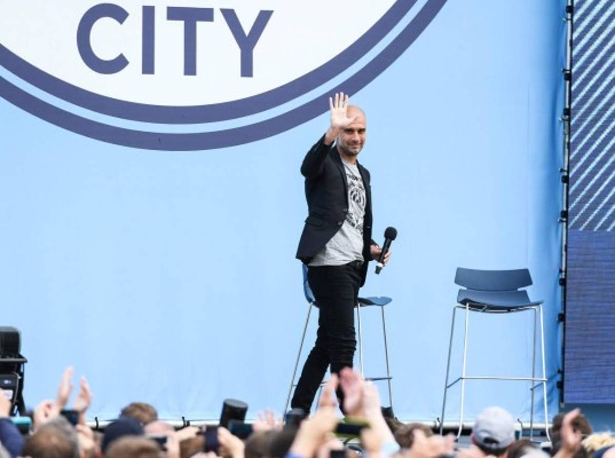 Fotos: El primer día de Guardiola en Manchester, llegó en taxi a la presentación