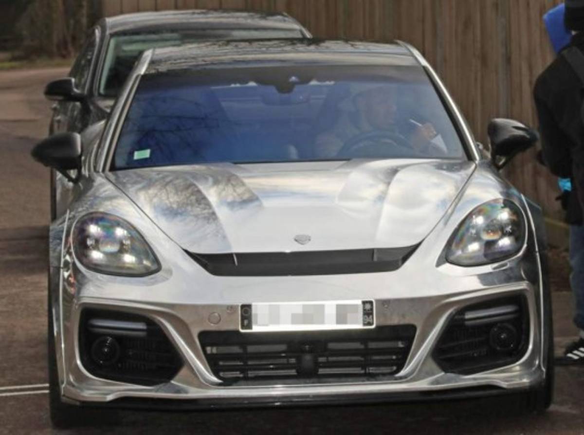 Los espectaculares autos en que llegan las estrellas del Arsenal a los entrenamientos