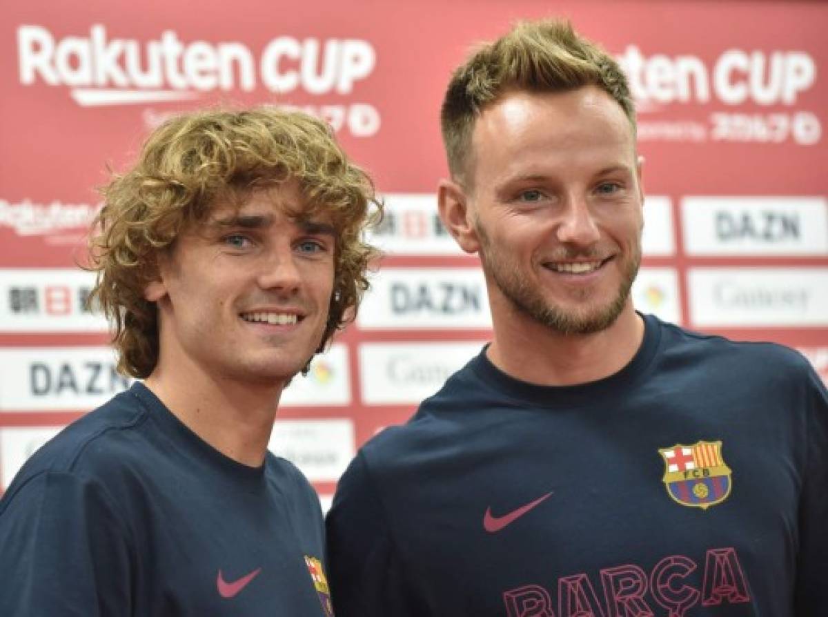 Barcelona's French forward Antoine Griezmann (L) and Croatian midfielder Ivan Rakitic (R) pose for photos after a pre-match press conference ahead of their Rakuten Cup football match with Chelsea, in Machida, suburban Tokyo on July 22, 2019. (Photo by Kazuhiro NOGI / AFP)