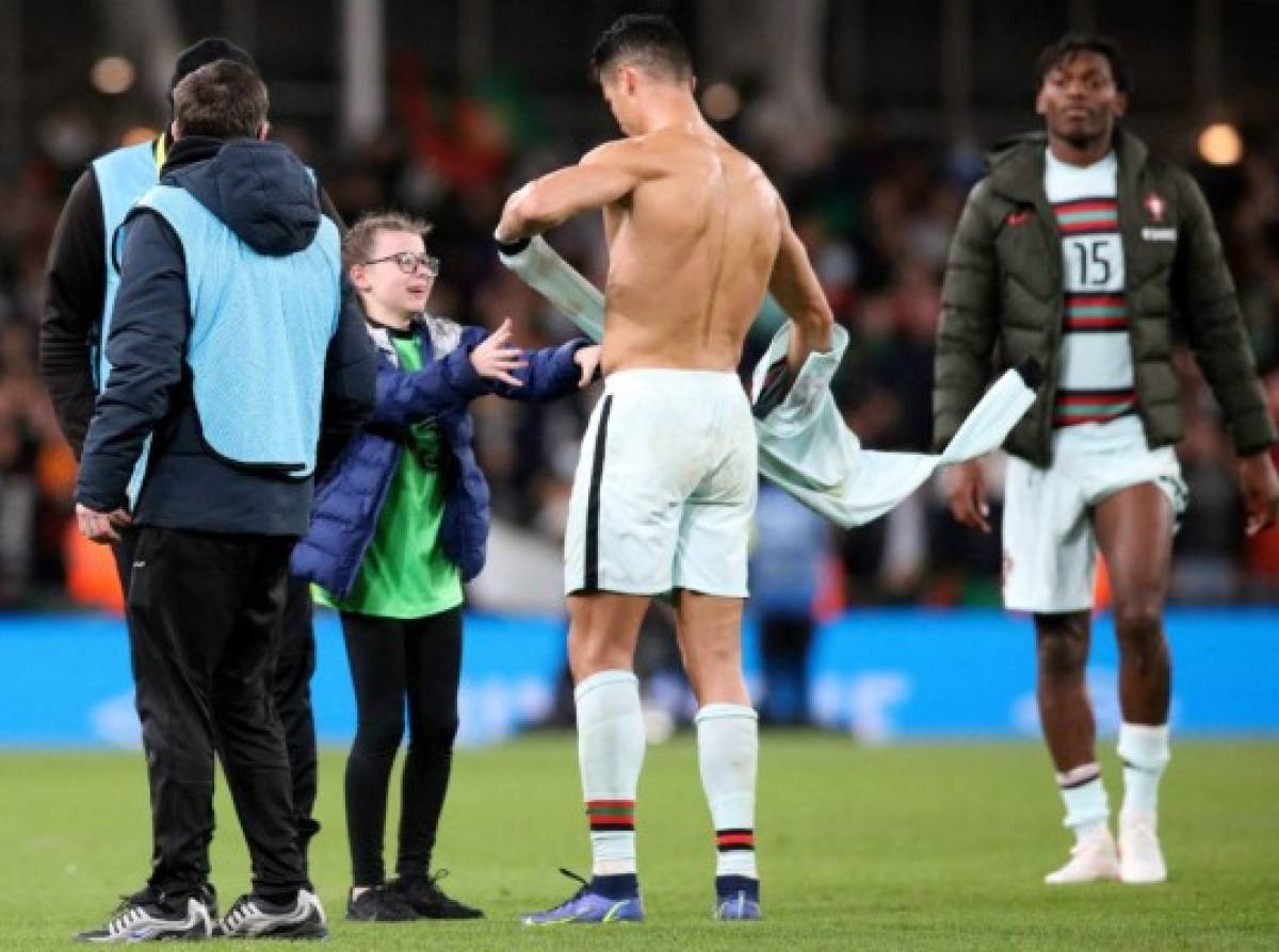 Niña corre llorando buscando a Cristiano Ronaldo y así reaccionó el portugués; Goretzka recibe patada criminal