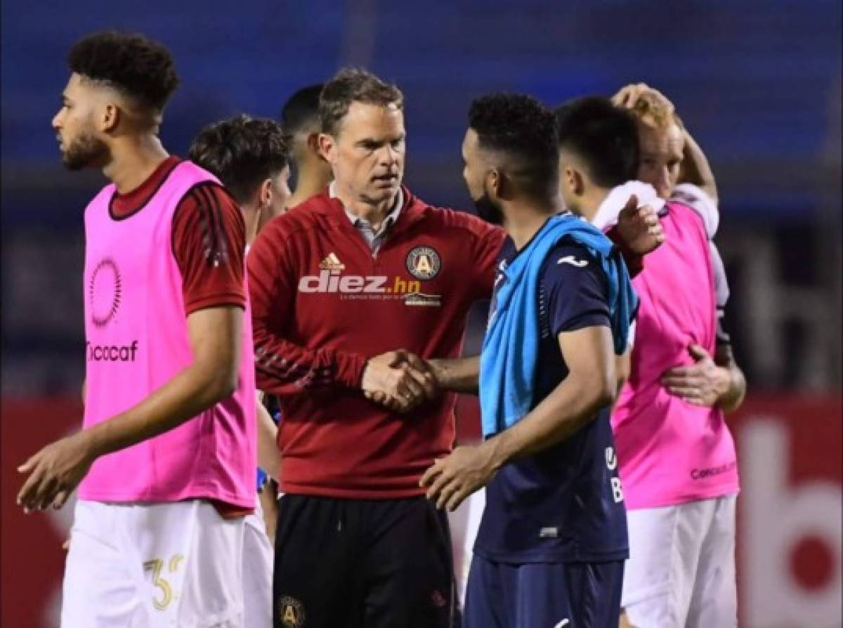 El saludo de Frank de Boer con Diego Vázquez, abrazo de Klusener e intercambio de camisas