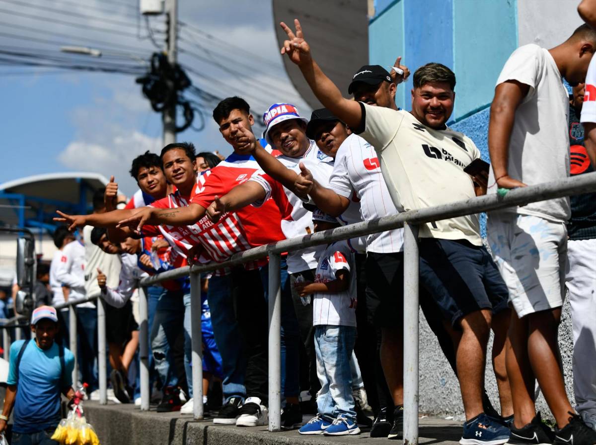 Espectacular llegada de la Ultra Fiel, la chica de Olimpia que fue la sensación y llenazo en el Chelato Uclés para la final