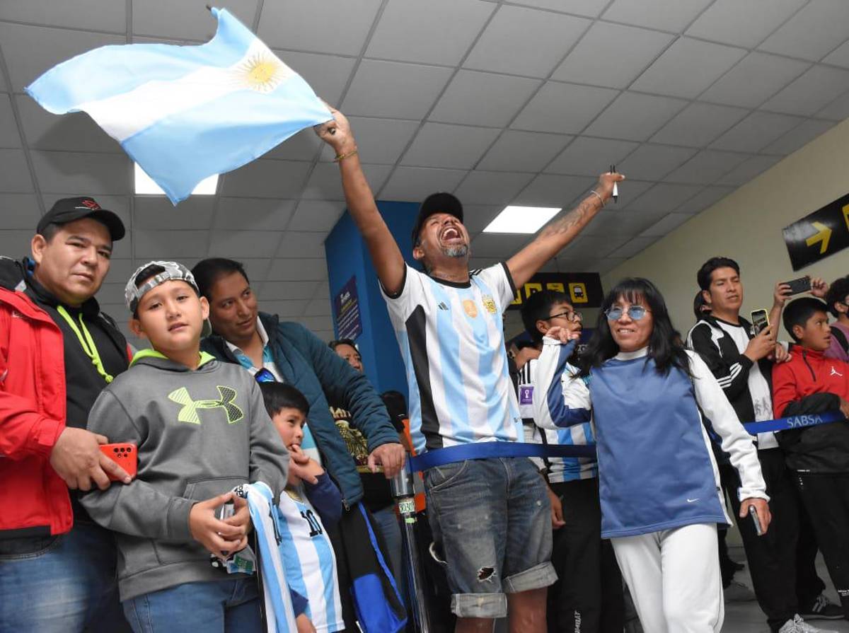 El enorme gesto de Messi en su llegada a La Paz, jugadores con tubos de oxígeno y la bronca que se armó en Bolivia