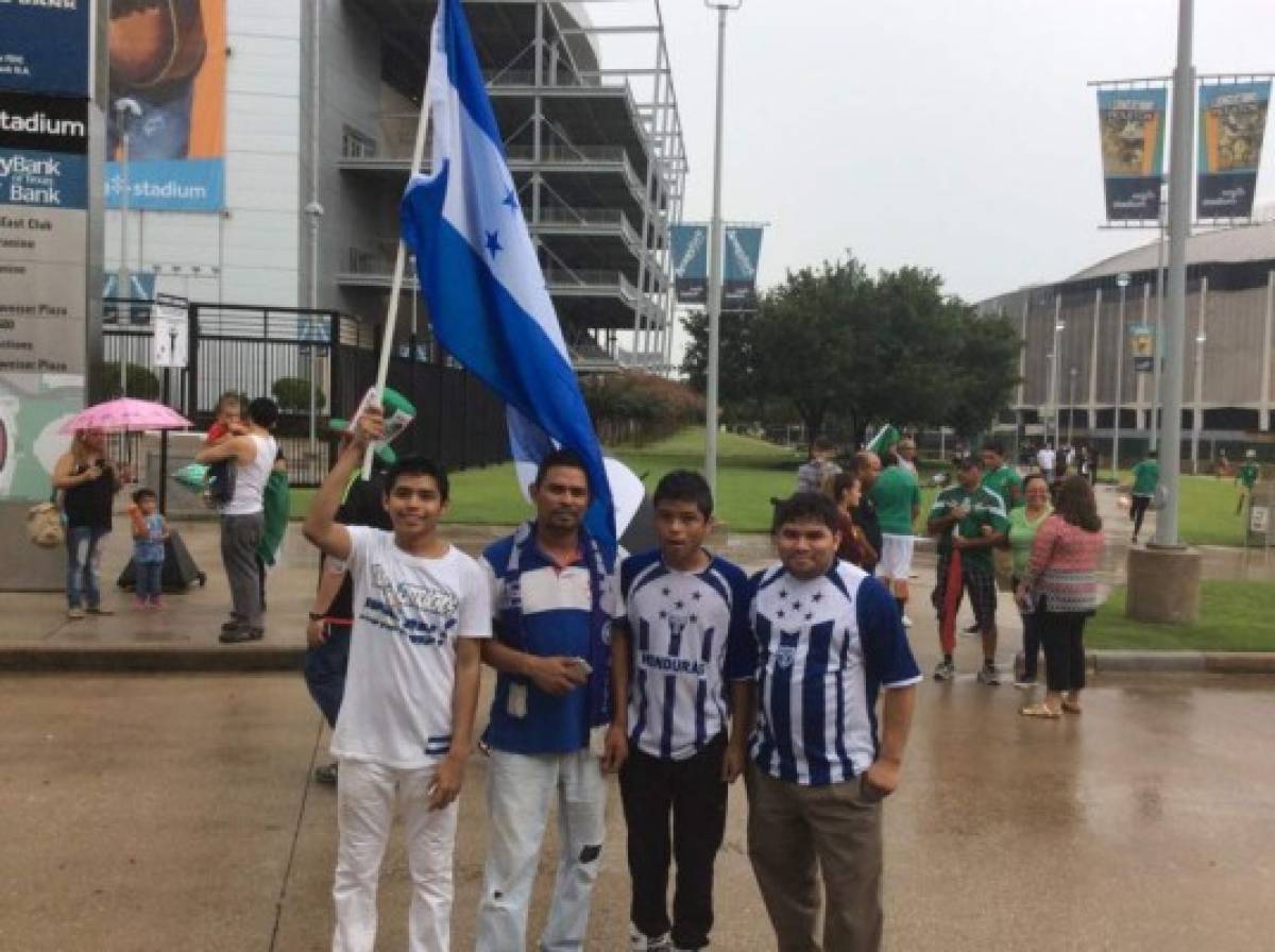 Ambiente de aficionados de Honduras y México en Houston
