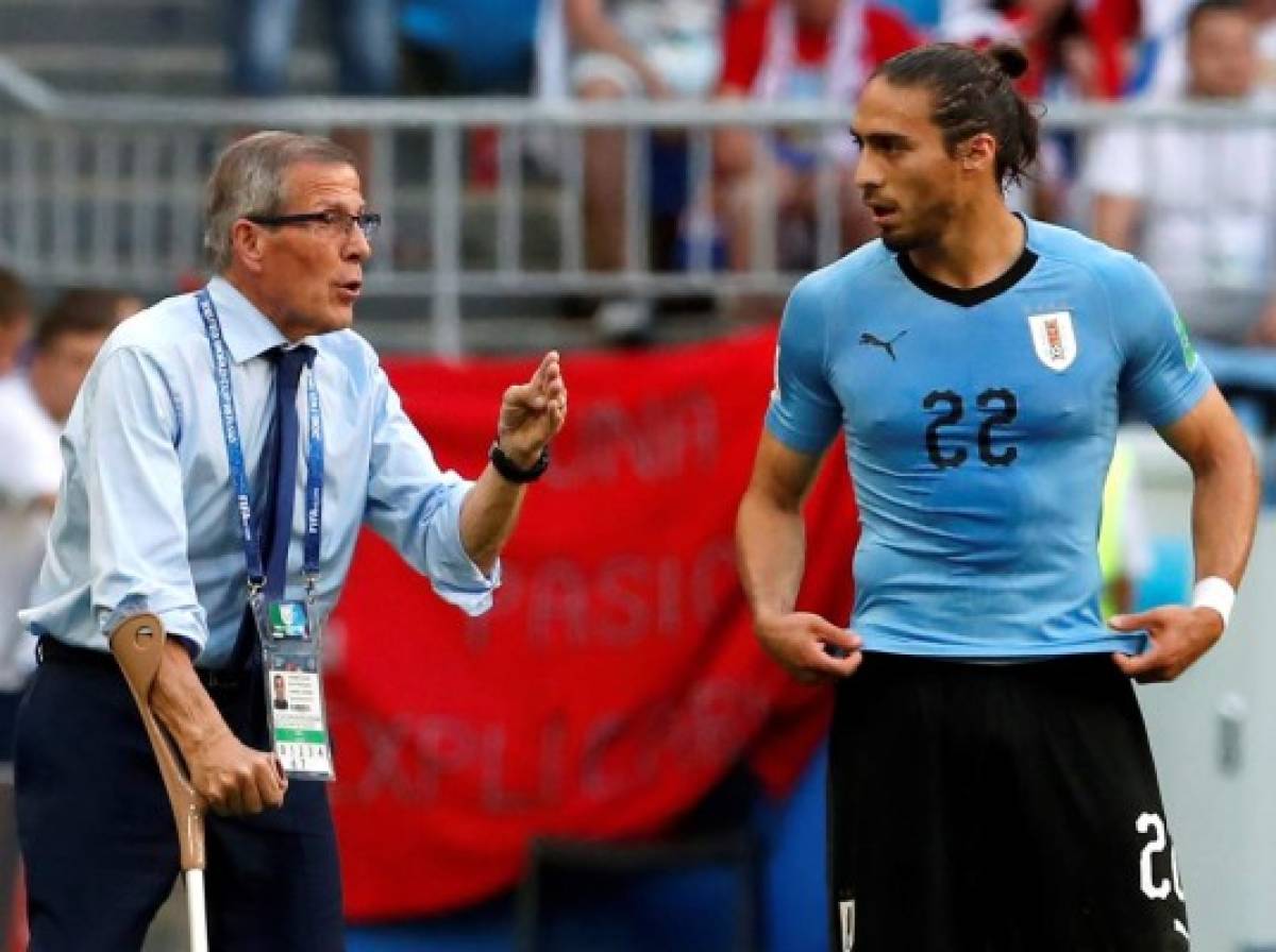 MUN33-55. SAMARA (RUSIA), 25/06/2018.- El tÃ©cnico uruguayo Ãscar TabÃ¡rez (i) y el defensa uruguayo MartÃ­n CÃ¡ceres, durante el partido Uruguay-Rusia, del Grupo A del Mundial de FÃºtbol de Rusia 2018, en el Samara Arena de Samara, Rusia, hoy 25 de junio de 2018 (RUSSIA SOCCER FIFA WORLD CUP, Uruguay, Russia, Samara). EFE/Alberto EstÃ©vez [ATENCIÃN EDITORES: SÃ³lo Uso editorial. Prohibido su uso en referencia con entidad comercial alguna. Prohibido su uso en alertas, descargas o mensajerÃ­a multimedia en mÃ³viles. Las imÃ¡genes deberÃ¡n aparecer como fotografÃ­as congeladas y no podrÃ¡n emular la acciÃ³n del juego mediante secuencias o fotomontajes. Ninguna imagen publicada podrÃ¡ ser alterada, mediante texto o imagen superpuesta, en el caso de que (a) intencionalmente oculte o elimine el logotipo de un patrocinador o (b) aÃ±ada y/o cubra la identificaciÃ³n comercial de terceras partes que no estÃ© oficialmente asociada con la Copa Mundial de la FIFA.]