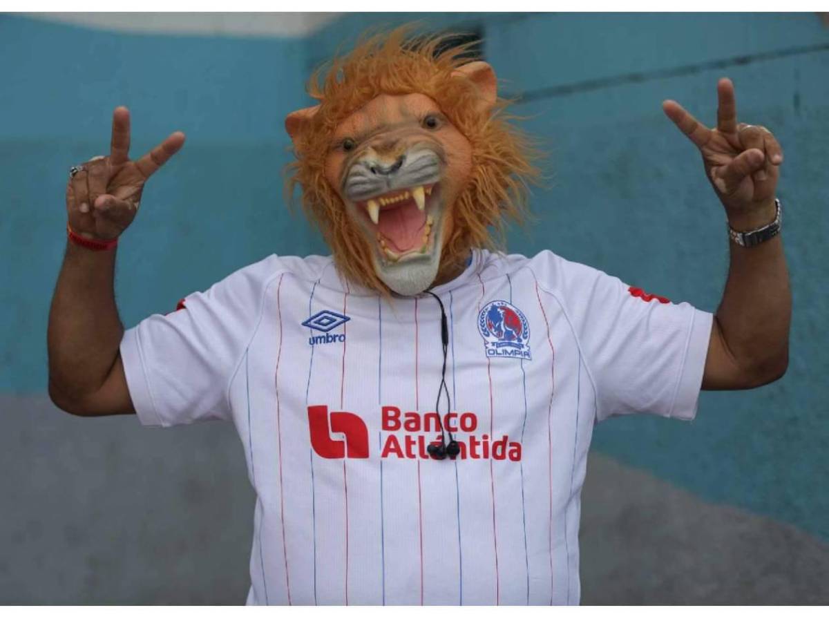 Espectacular llegada de la Ultra Fiel, la chica de Olimpia que fue la sensación y llenazo en el Chelato Uclés para la final