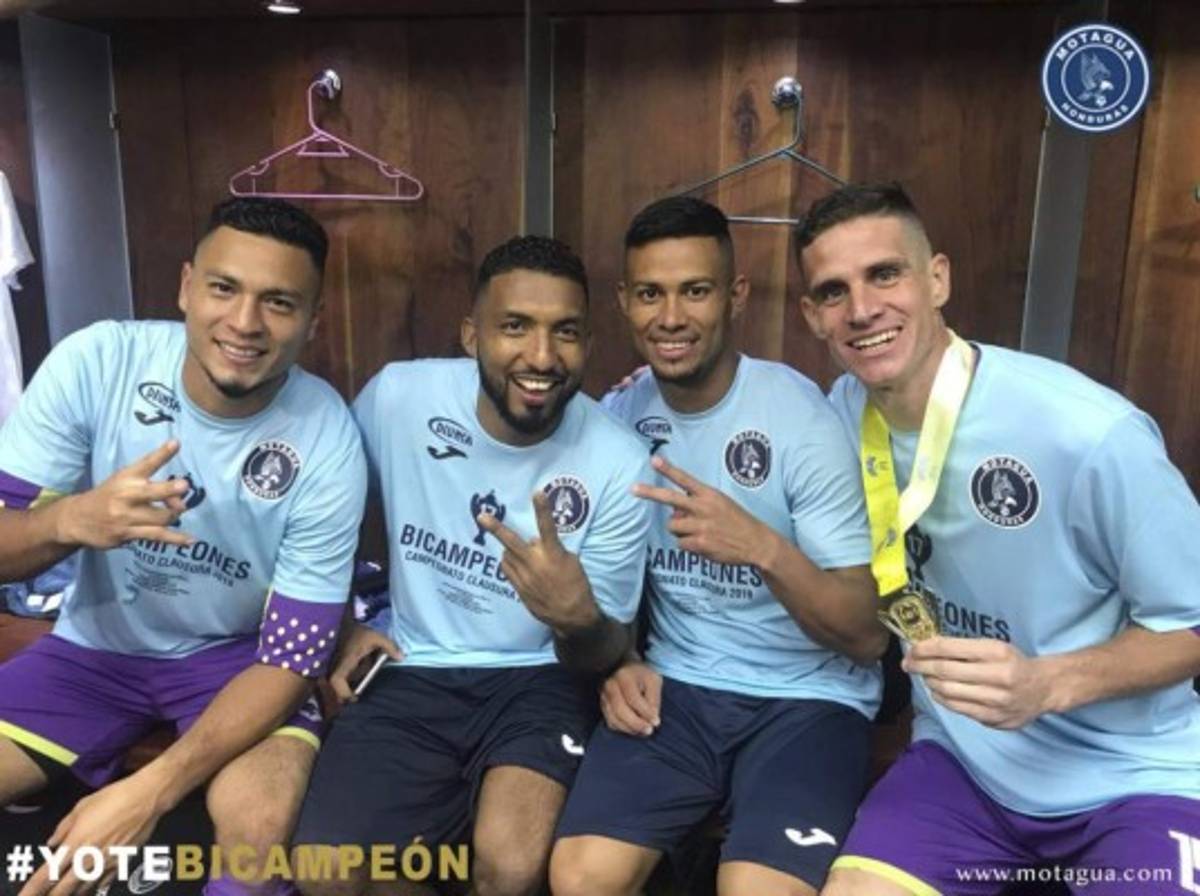 ¡Enorme sonrisa! Diego Vázquez, el que más festejó en el camerino de Motagua tras el bicampeonato