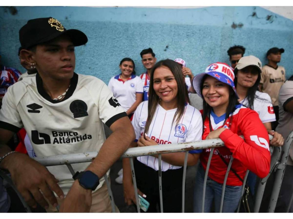 Espectacular llegada de la Ultra Fiel, la chica de Olimpia que fue la sensación y llenazo en el Chelato Uclés para la final