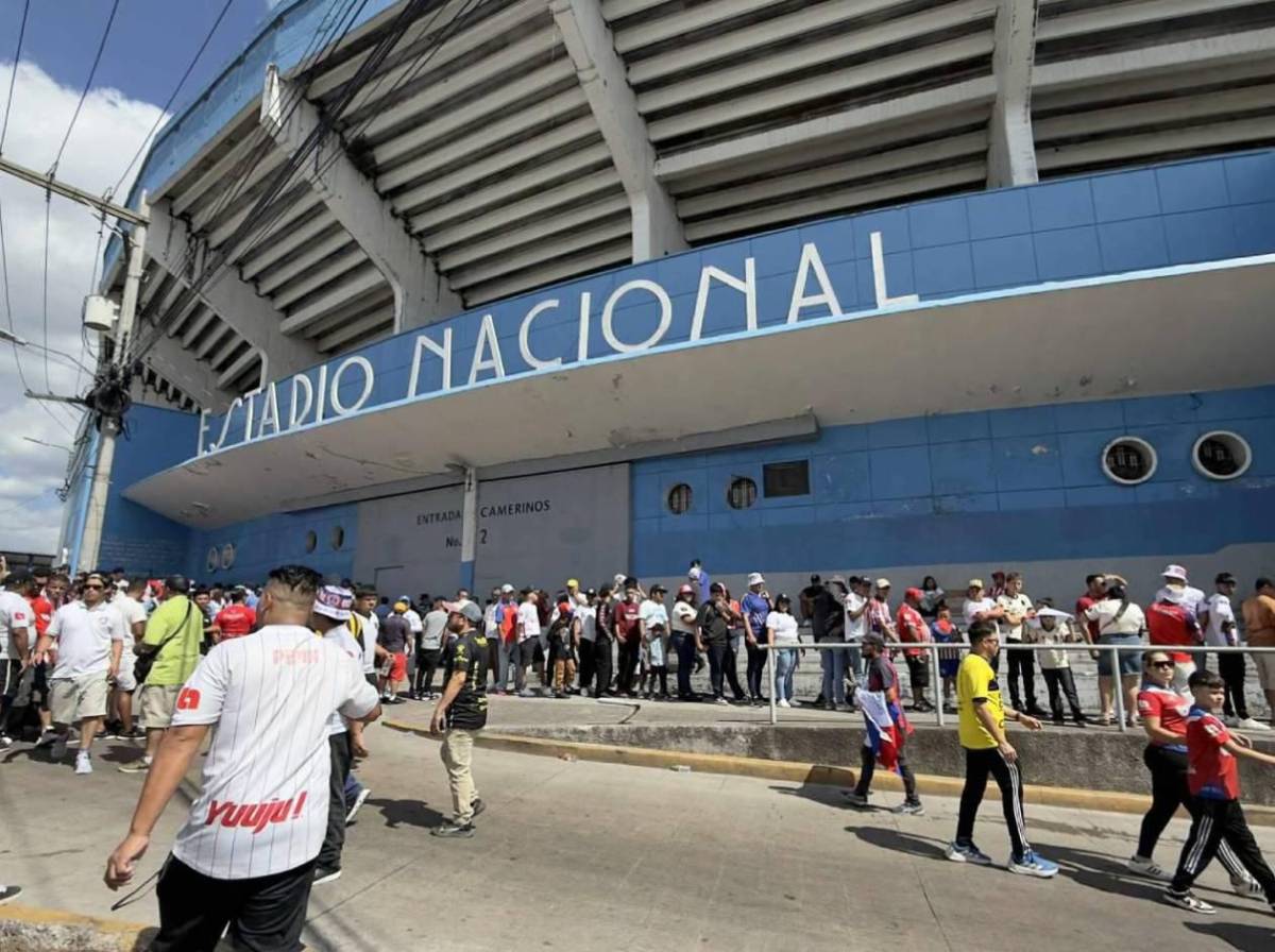 Espectacular llegada de la Ultra Fiel, la chica de Olimpia que fue la sensación y llenazo en el Chelato Uclés para la final