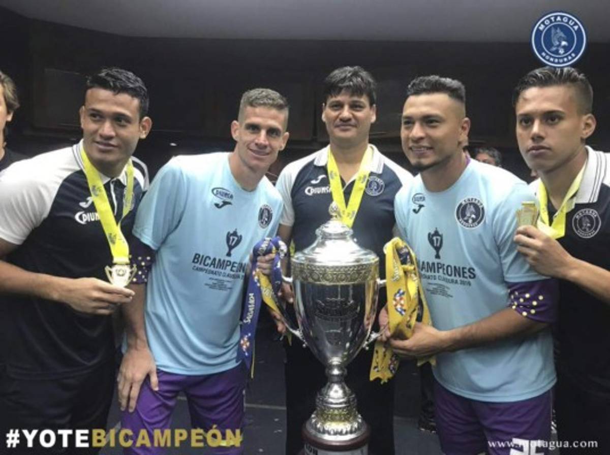 ¡Enorme sonrisa! Diego Vázquez, el que más festejó en el camerino de Motagua tras el bicampeonato