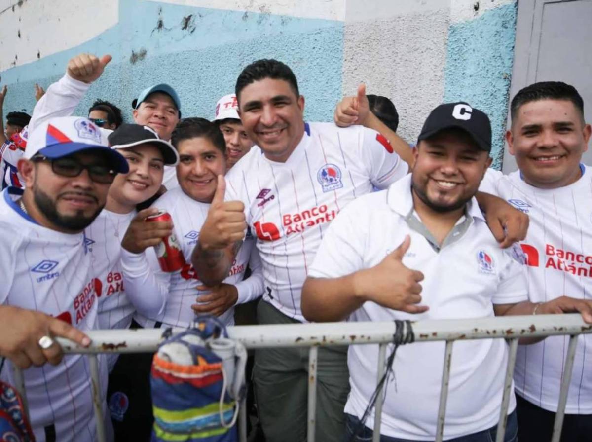 Espectacular llegada de la Ultra Fiel, la chica de Olimpia que fue la sensación y llenazo en el Chelato Uclés para la final